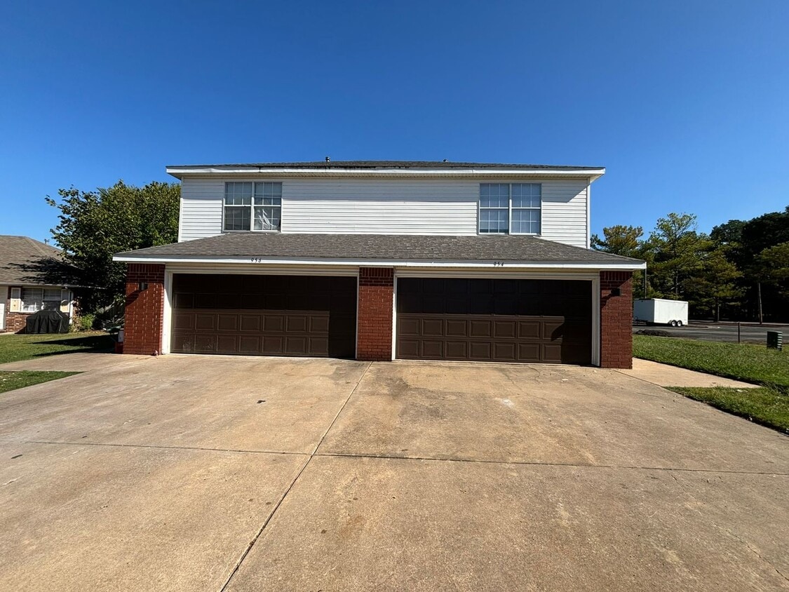 Primary Photo - 954-956 N. Daisy Ln.