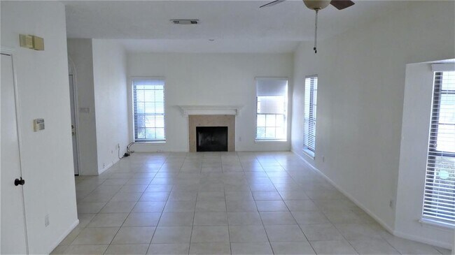 Foto del edificio - 800 Country Pl Dr