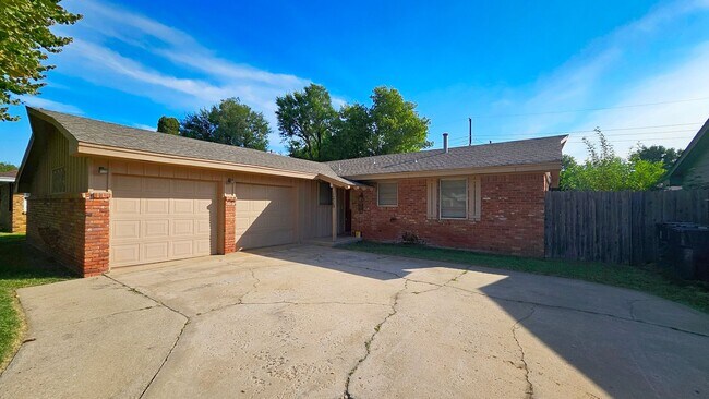 Building Photo - 3 Bedroom-Updated-Large Fenced Backyard