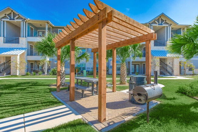 Building Photo - Royal Vista