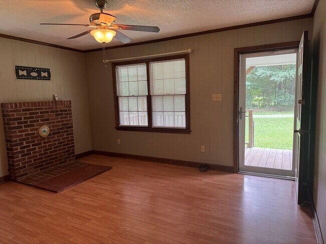 Foto del edificio - 3 Bed, 1 Bath Home located out in the country!