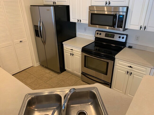 Building Photo - 3 Bedroom 2 Bathroom Condo