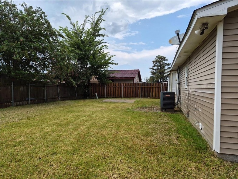 Building Photo - 5060 Radcliff St