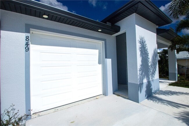 Building Photo - 849 Duplex St E