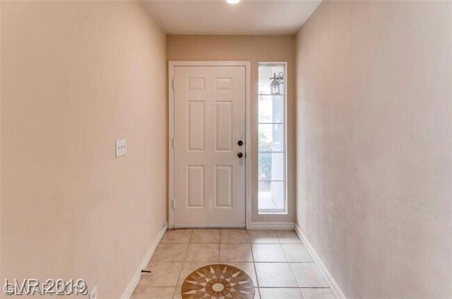 Foto del edificio - Renovated One Story NW Homes. Laminate Wood and Tile Flooring Throughout