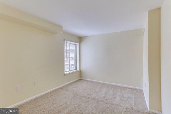 Building Photo - 2860 Dover Ln