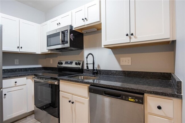 Building Photo - 6899 Post Rd