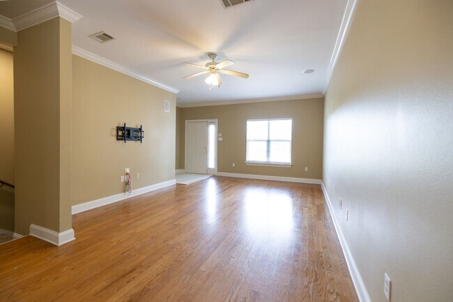 Foto del edificio - 4 bedroom Townhome Near LSU in a Gated Community