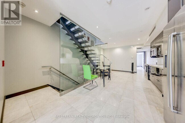 Photo du bâtiment - 652-652 Spadina Ave.