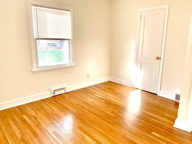 Foto del edificio - 1 Ledgewood Dr