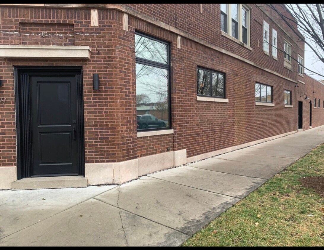 Primary Photo - 5259 W Roscoe St