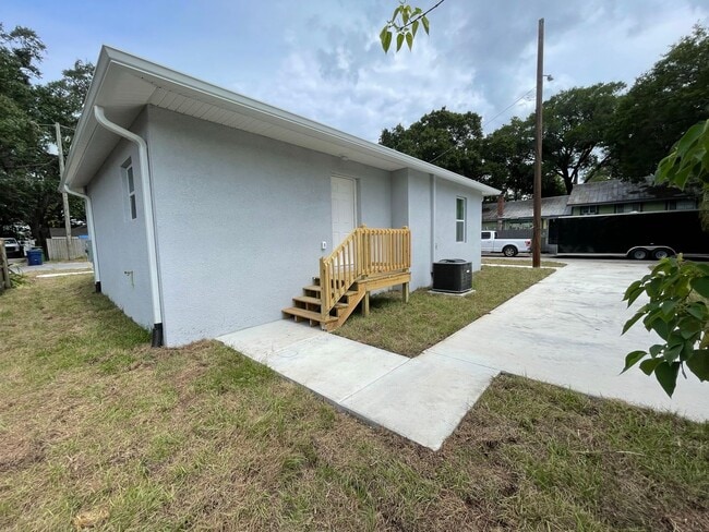 Building Photo - 8417 N Seminole Ave