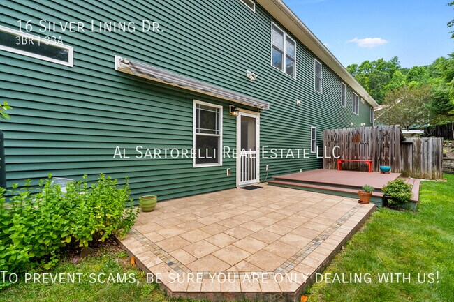 Building Photo - Beautiful End Unit Townhome in Quiet low t...