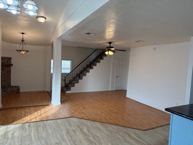 Foto del edificio - 4 Bedroom Home in Historic Central Phoenix | All Utilities Included