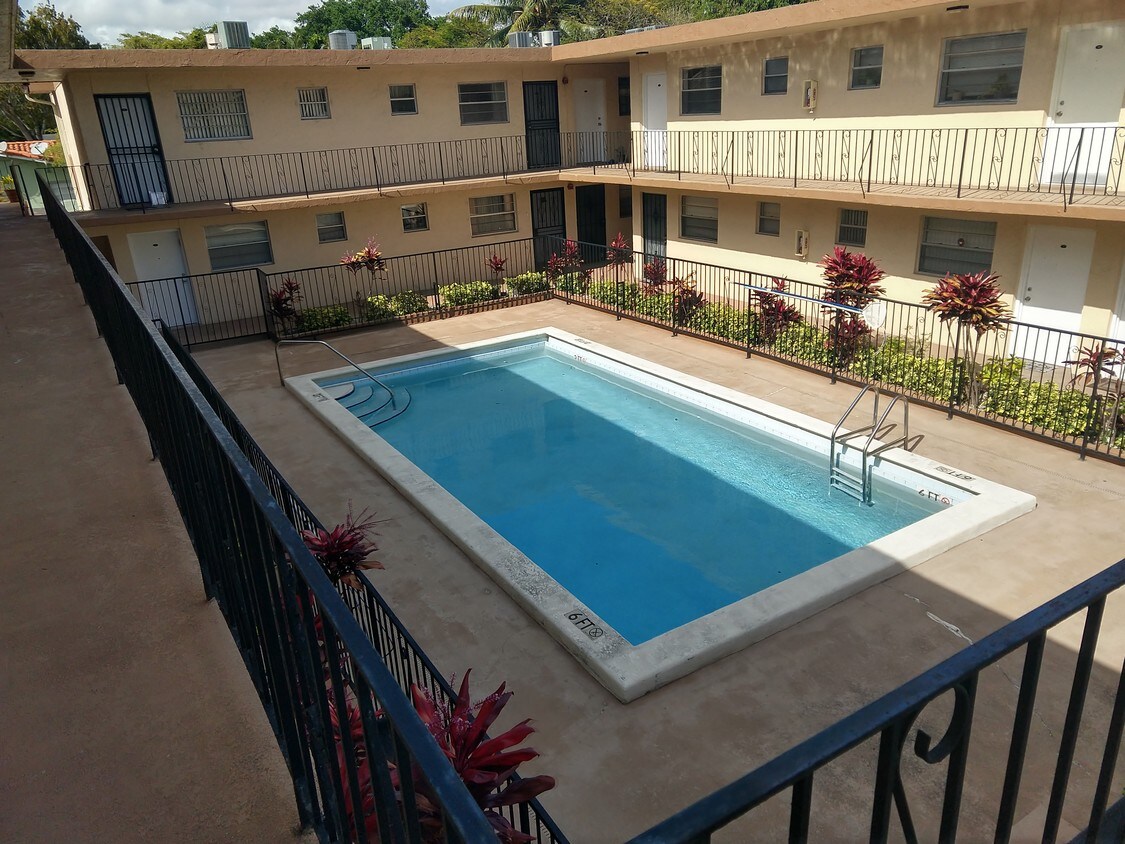Foto principal - 6001 NW 37th St