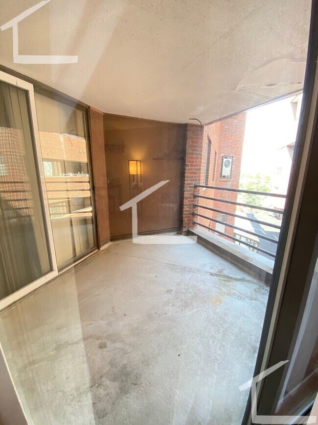 Foto del edificio - *AVAILIBLE NOW*  2-Bed 2-Bath