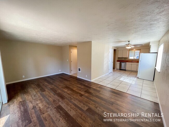 Building Photo - 757 N Cloverleaf Loop