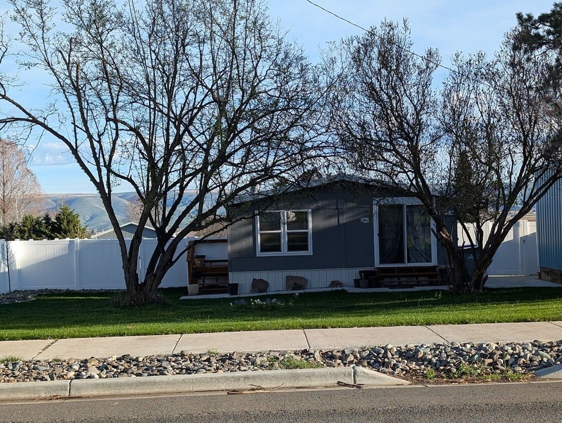 Primary Photo - 3 bedroom 2 bath Orchards house with SHOP!