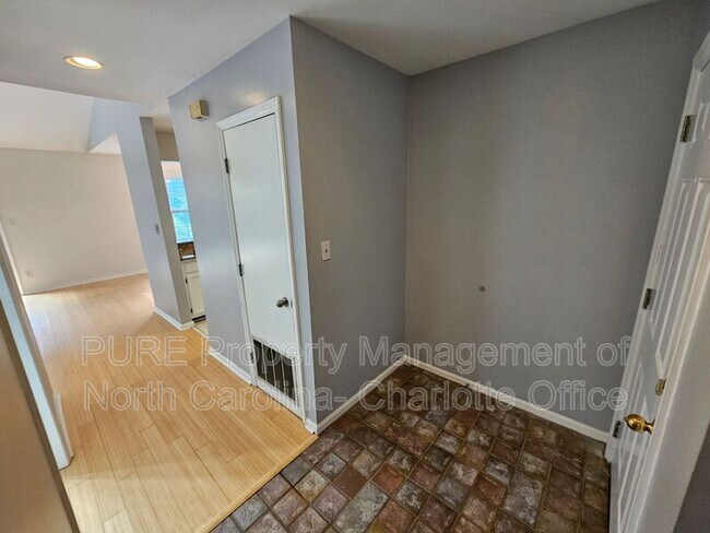 Foto del edificio - 3302 Selwyn Farms Ln