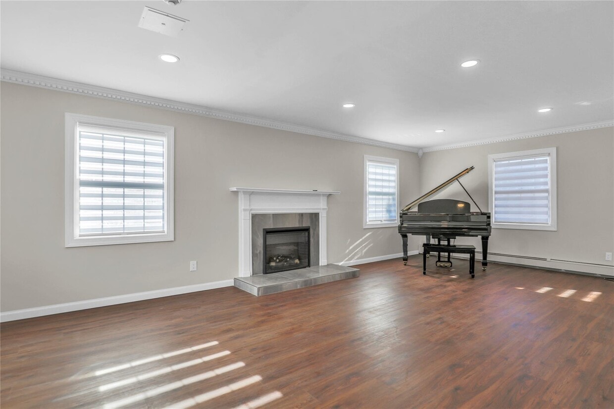 Primary Photo - 32 Manchester Ln