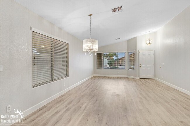 Foto del edificio - Charming 4Bdm 2Ba Home with a Private Yard in Peoria!