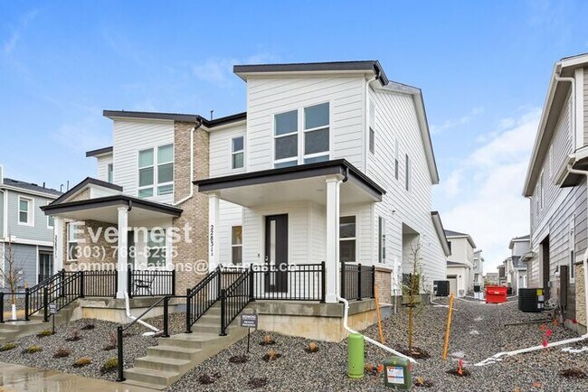 Building Photo - 3-Bedroom, 3-Bathroom Home with Modern Ame...