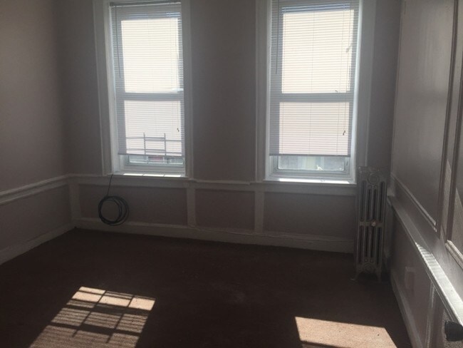 Building Photo - 208 E 95th St