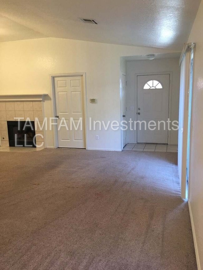 Building Photo - 3 Bedroom, 2 ba Duplex