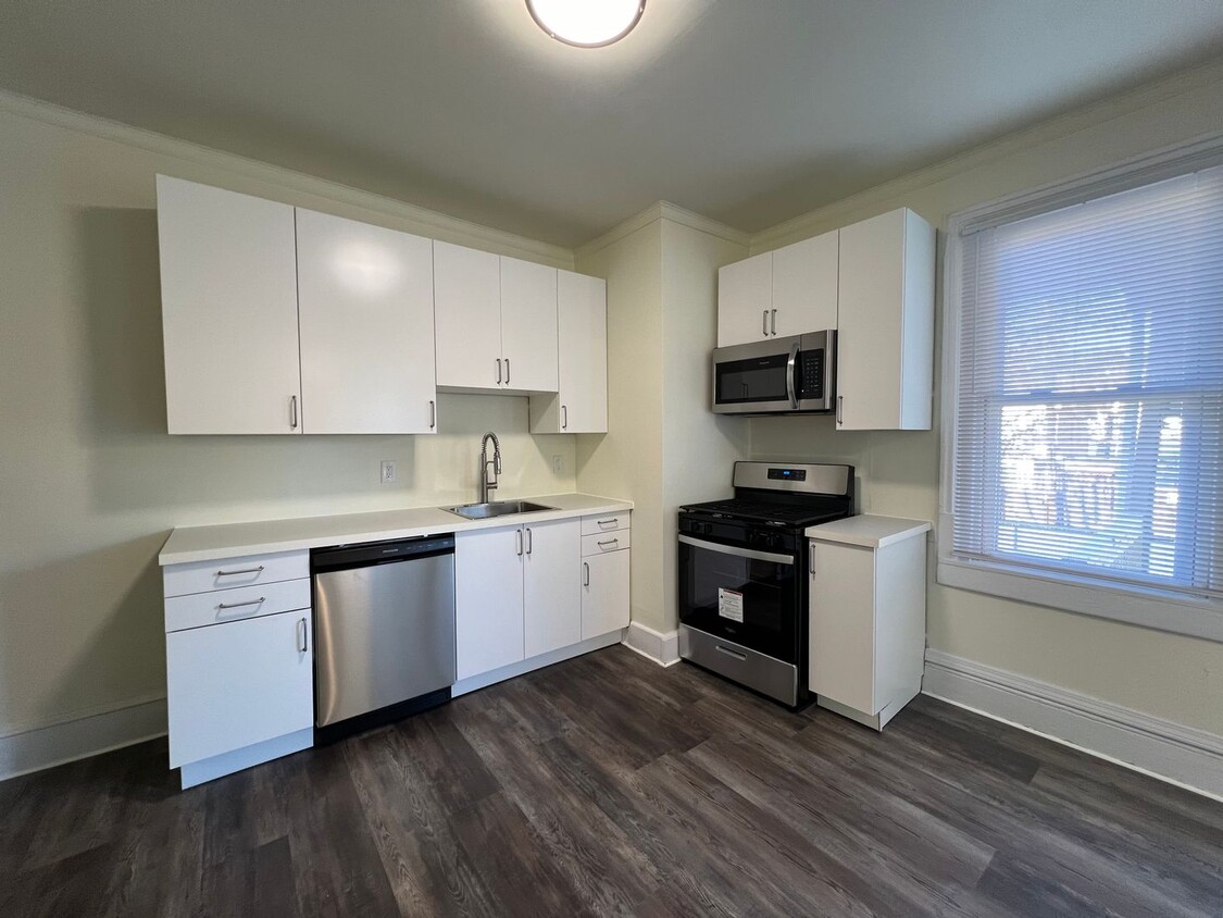 Foto principal - Updated 2BR Townhome with office & parking...