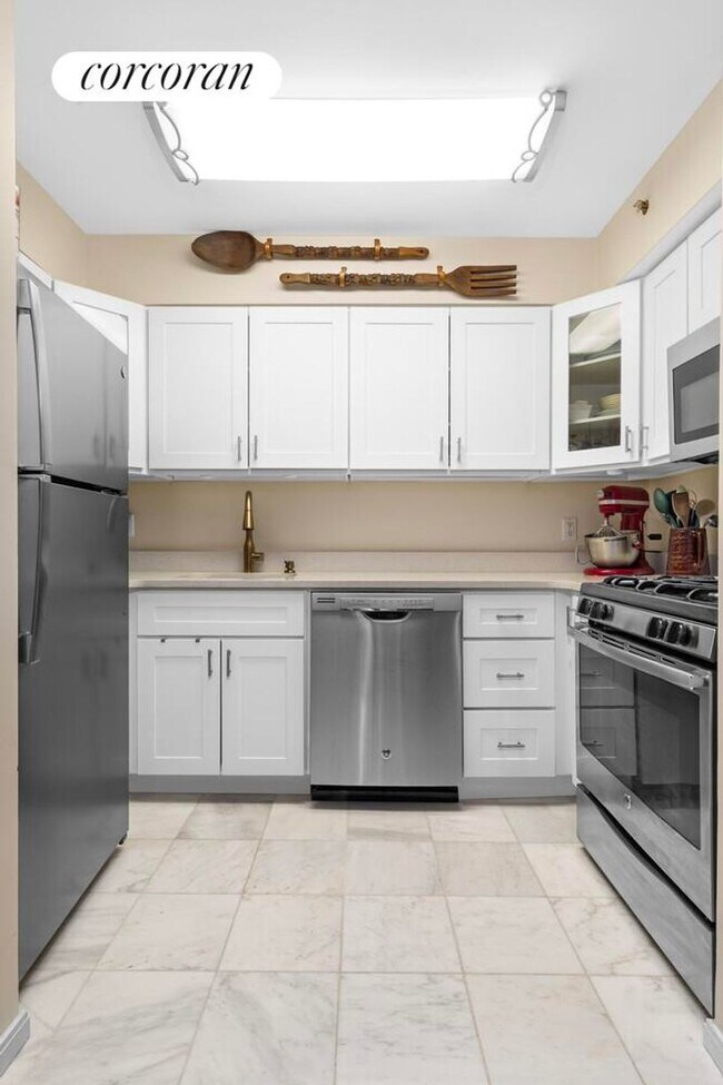 Building Photo - 330 W 145th St