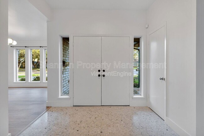 Foto del edificio - 6114 Hummingbird St