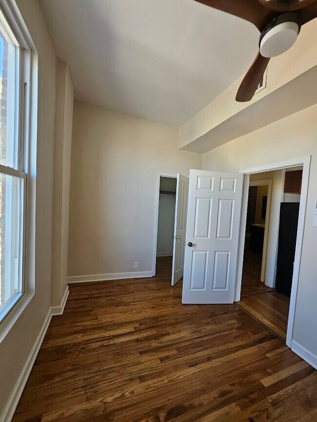 Dormitorio Este - 2417 W Warren Blvd