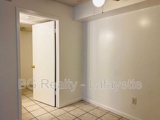 Building Photo - 302 Pillette Rd