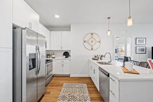 Millas - 2 habitaciones / 2 baños - 1,098 pies cuadrados - Elwood Apartment Homes