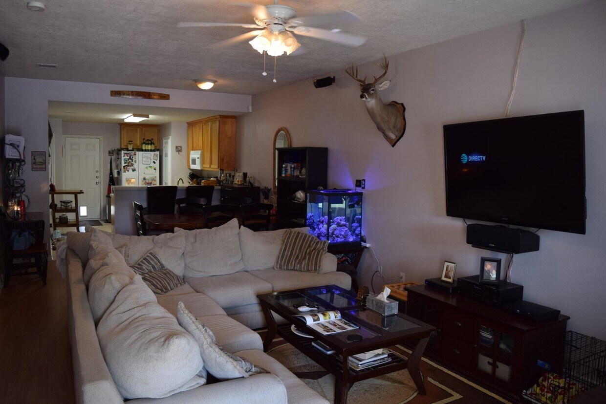 Foto principal - AUG PRE-LEASE! 3 Bed/3 Bath Duplex with Huge Backyard!