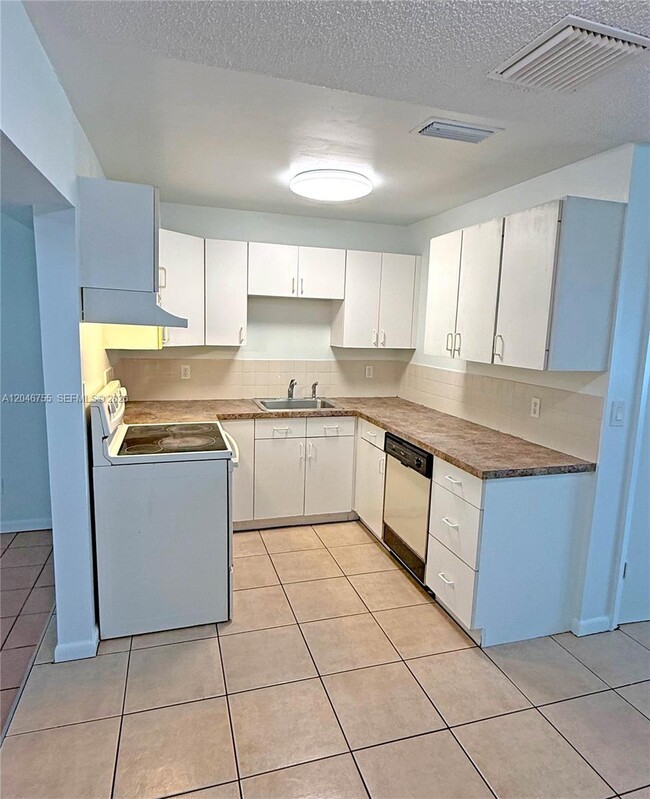 Building Photo - 12096 Dolphin Dr
