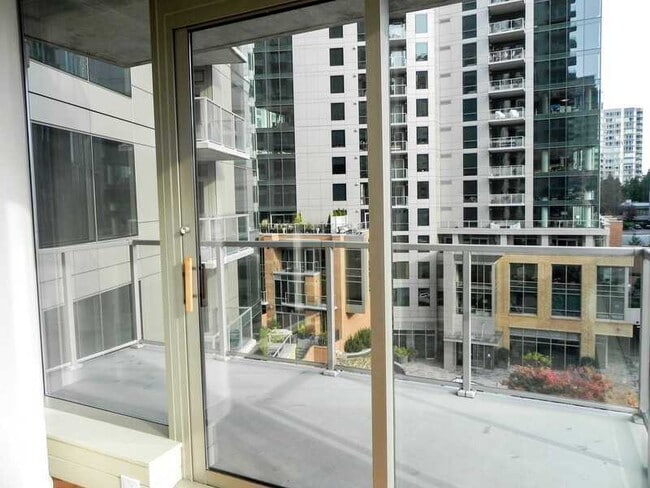 Building Photo - 10610 NE 9th Pl