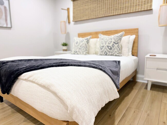 Preciosa y tranquila habitación con cama de matrimonio, escritorio de pie, televisor Roku y armario empotrado. - 7621 Central College Rd