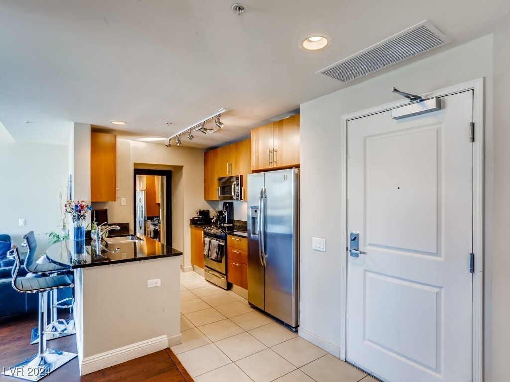 Primary Photo - 200 W Sahara Ave