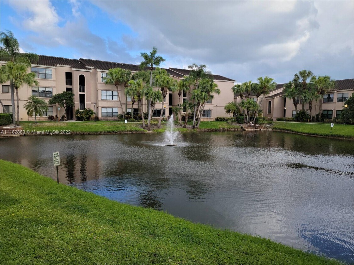 Primary Photo - 2900 S University Dr
