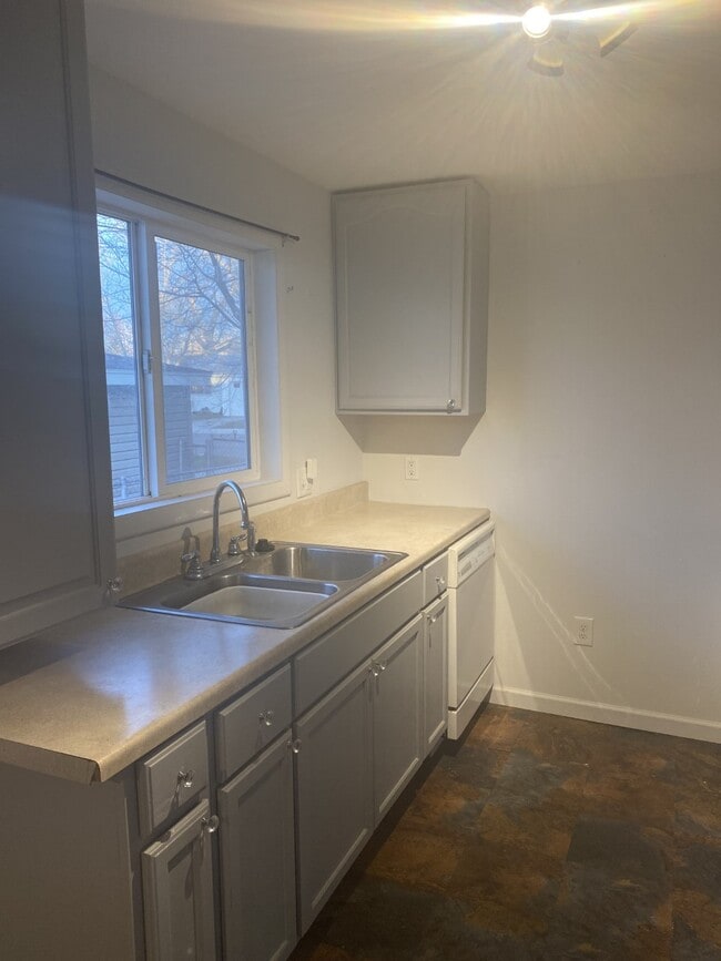 Kitchen - 2404 Desmet Dr