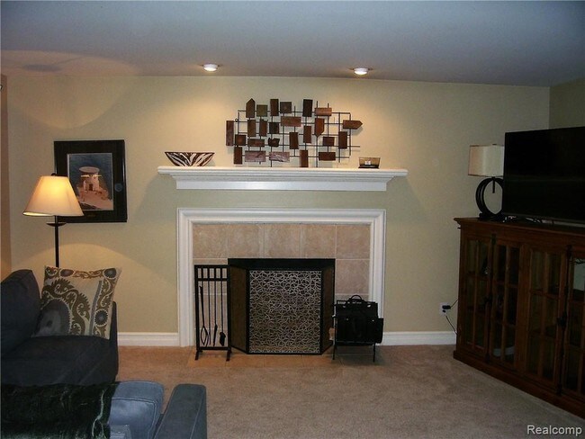 Building Photo - 3845 Crestwood Ct