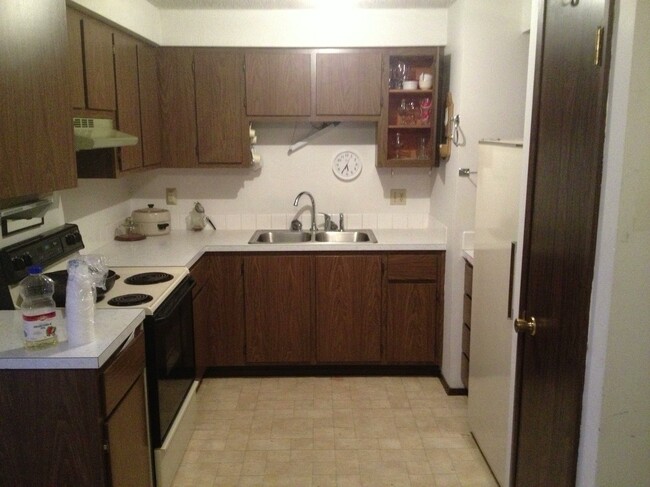 Kitchen with Pantry - 385 NW THOMAS ST B