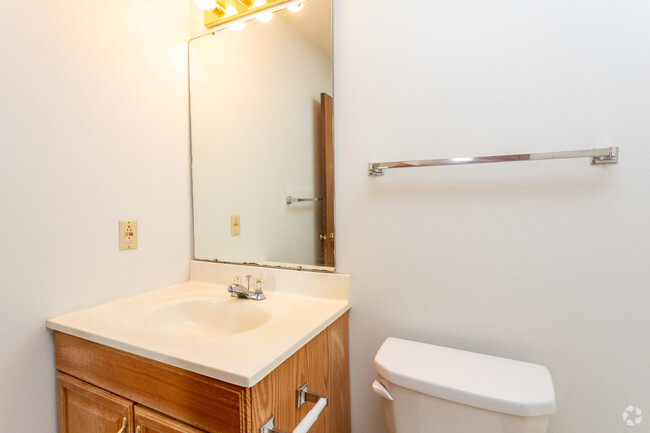 2BR, 1BA - 725 SF - Bathroom - Finkbine Lane