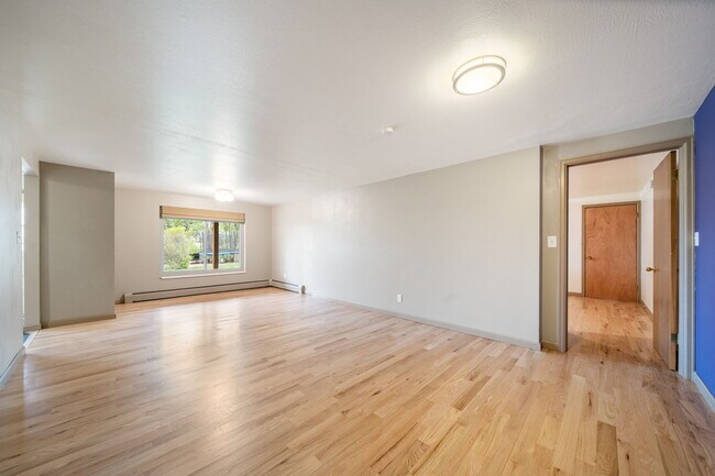 Sala de estar vacía hacia una ventana panorámica muy grande - 8090 W 63rd Ave