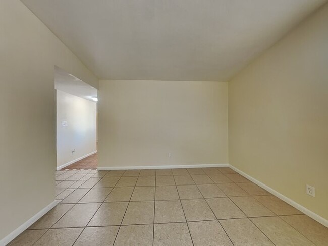 Foto del edificio - 9801 N 55th St