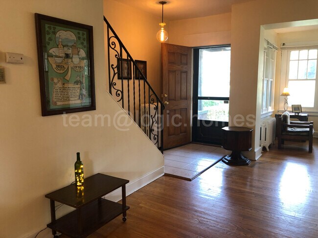 Sala de estar - 5620 Phillips Ave