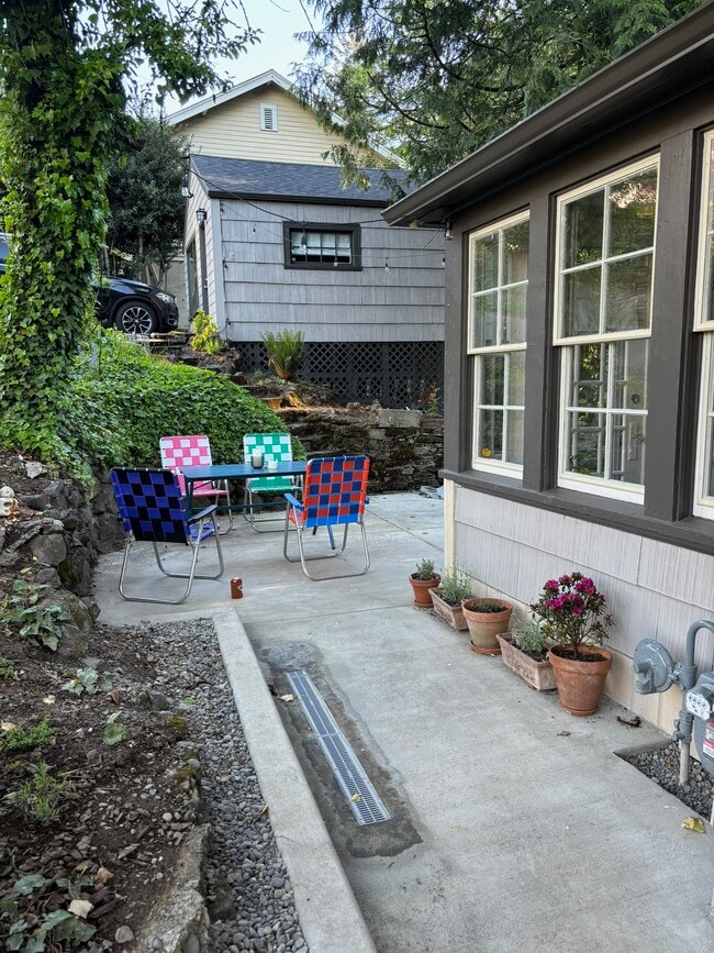 Building Photo - 3546 SW Hillside Dr