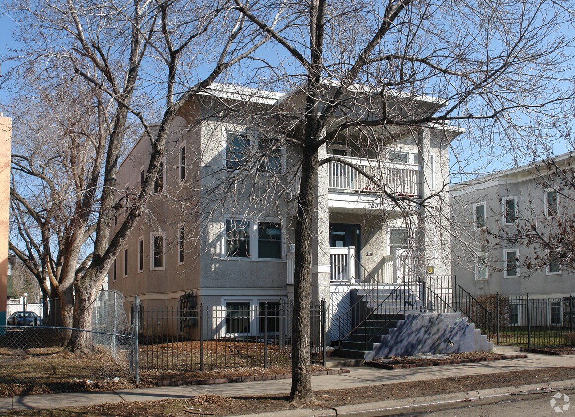 Building Photo - The Howards