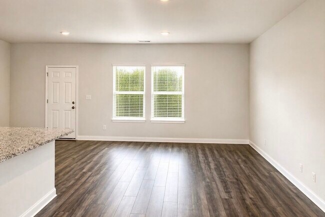 Building Photo - 404 Oakwood Dr NW